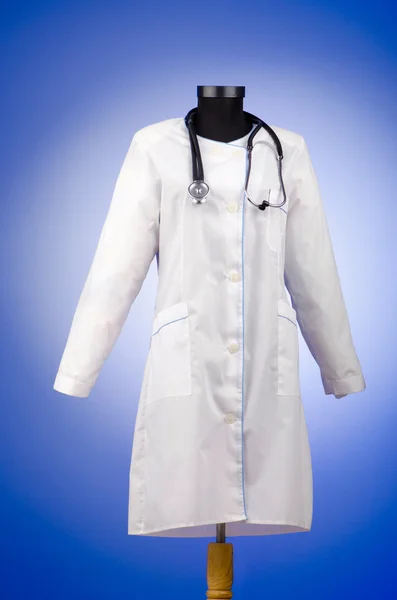 Medico cappotto con lo stetoscopio — Foto Stock