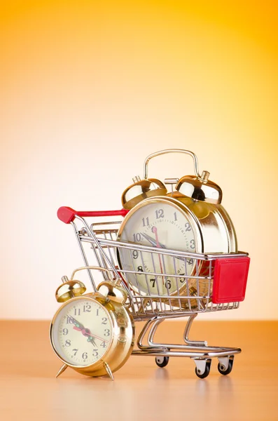Köpa tid koncept med klocka och kundvagn — Stockfoto