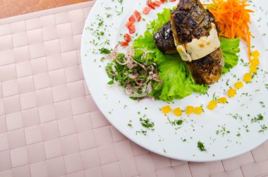 Et yemeği - Tabakta servis edilen kebap