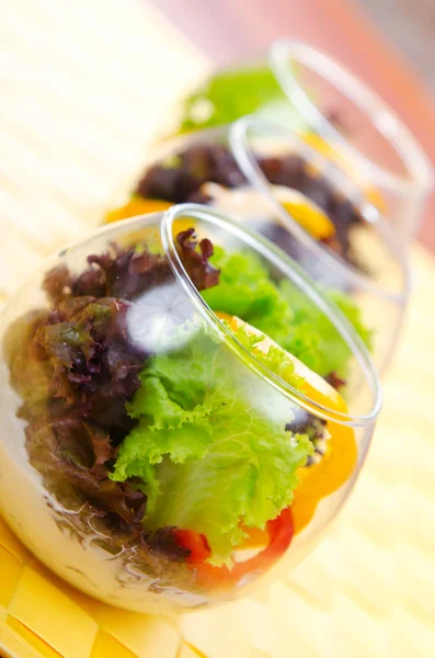 Čerstvý zdravý salát v miskách — Stock fotografie