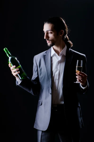 Man smakar vin i glaset — Stockfoto