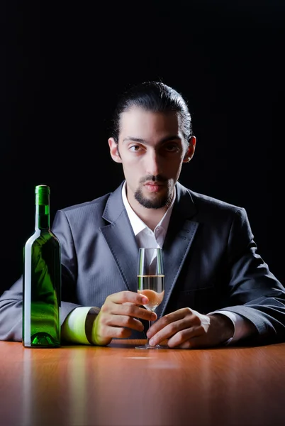 Человек, страдающий от злоупотребления алкоголем — стоковое фото