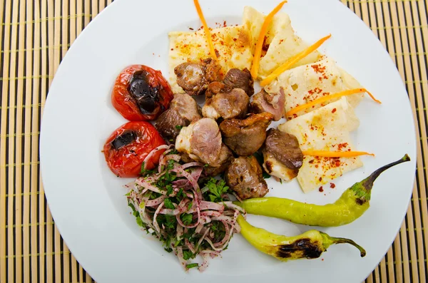 Cozinha de carne - kebab servido em prato — Fotografia de Stock