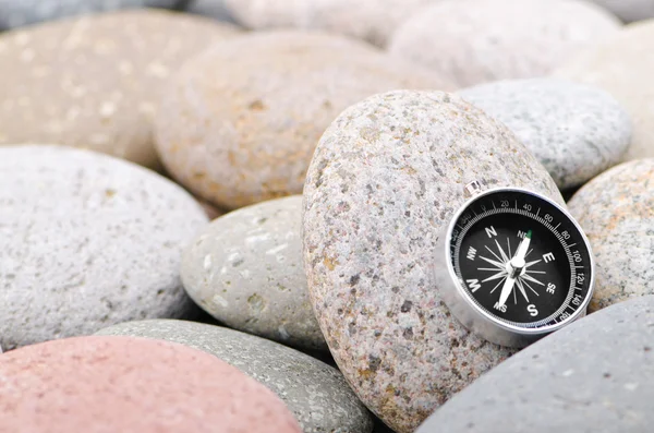 Nawigacja compass na kamień otoczaki — Zdjęcie stockowe