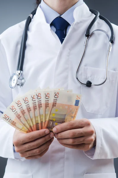 Medico con denaro in euro — Foto Stock