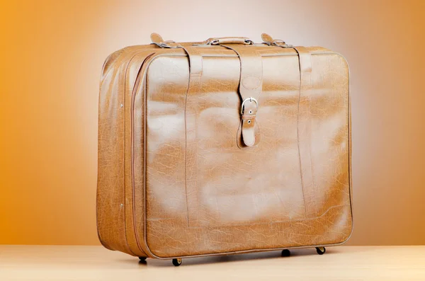 Gepäckkonzept mit großem Koffer — Stockfoto
