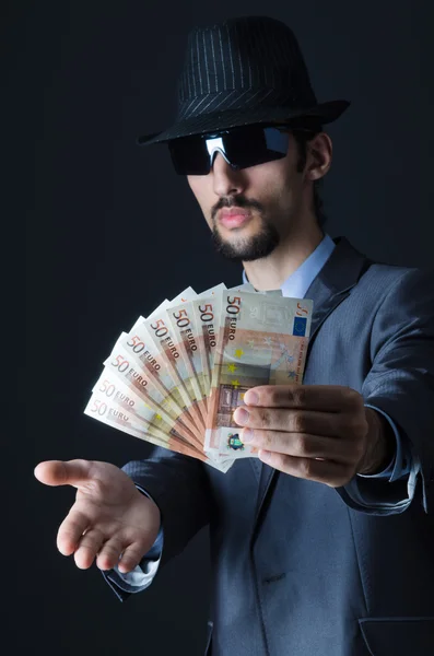 Человек с фальшивыми деньгами — стоковое фото