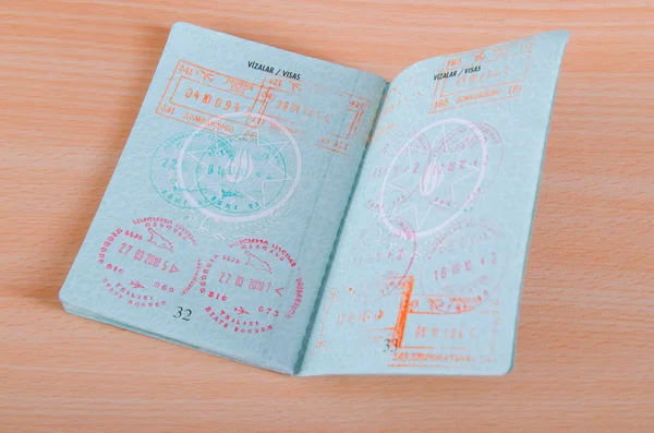 Passaporte com carimbos aeroportuários — Fotografia de Stock