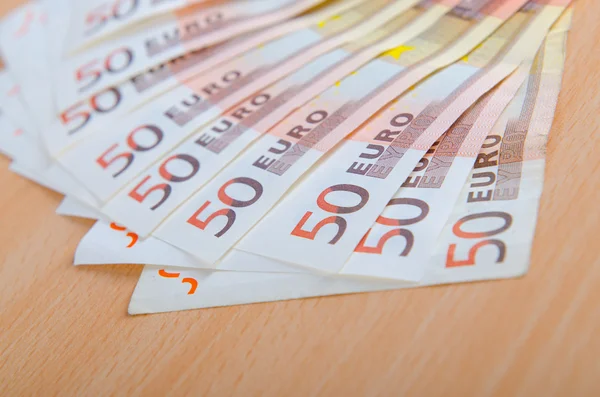 Billetes en euros dispuestos en serie — Foto de Stock