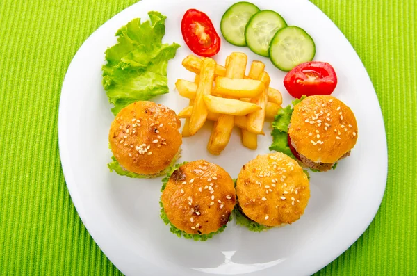Hamburguesas con papas fritas en plato —  Fotos de Stock