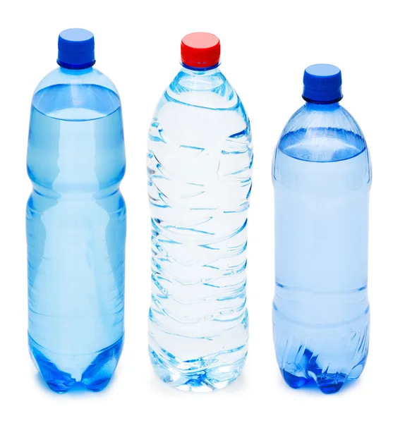 Molte bottiglie d'acqua isolate su bianco — Foto Stock