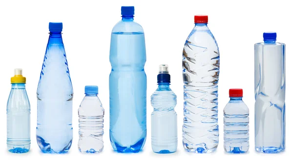 Molte bottiglie d'acqua isolate su bianco — Foto Stock