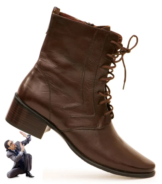 Concepto de dominación femenina con zapatos y hombre — Foto de Stock
