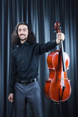 Çello çalan adam