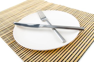 Tabakta servis edilen mutfak aletleri.