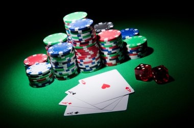 Casino konseptiyle yongaları ve kartları
