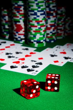 Casino konseptiyle yongaları ve kartları