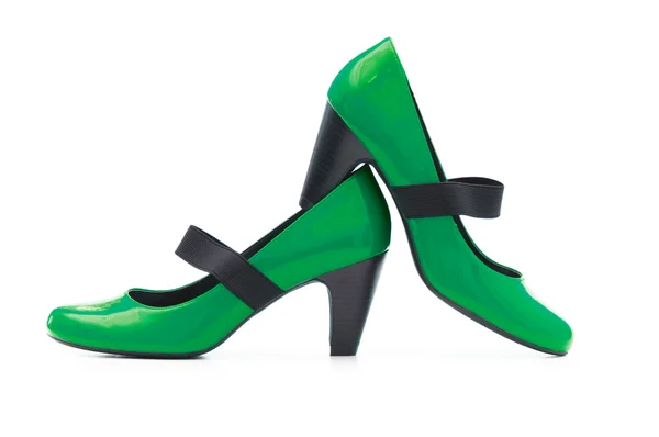 白い背景の上の緑の女性の靴 — ストック写真