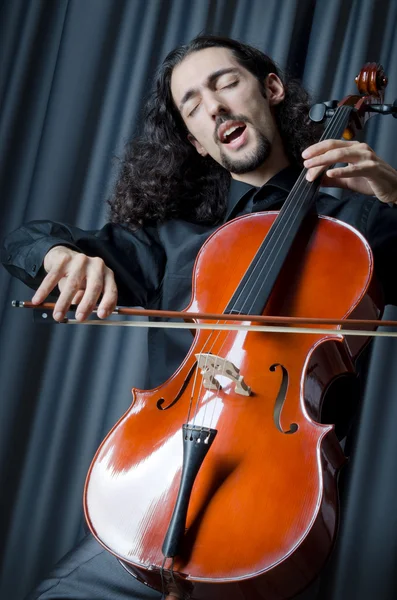 Homem tocando violoncelo — Fotografia de Stock