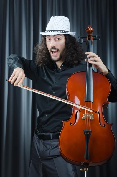 Uomo che suona il violoncello — Foto Stock