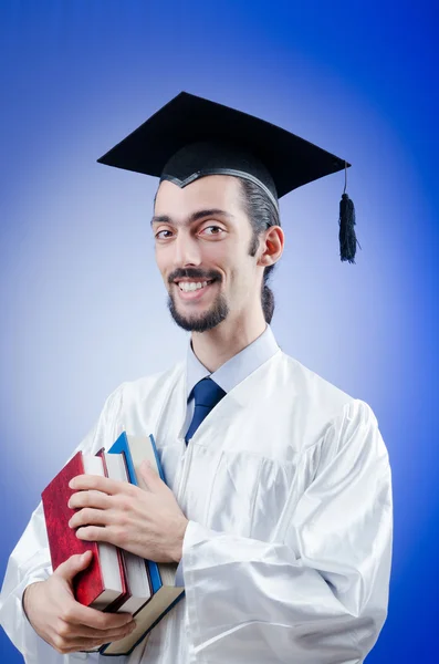Απόφοιτος νεαρός άνδρας των φοιτητών που — Φωτογραφία Αρχείου