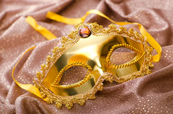 サテンの背景の上の黄金のマスク — ストック写真
