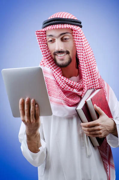 Jovem árabe com computador tablet — Fotografia de Stock