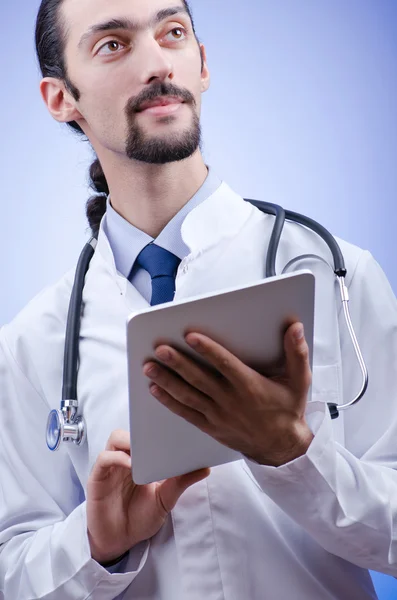 Läkare som arbetar på tabletten — Stockfoto