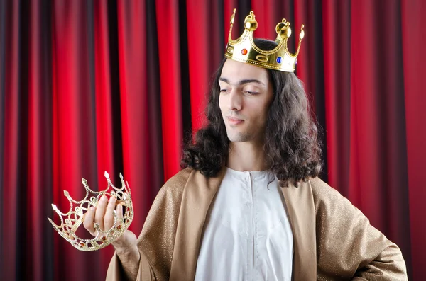 Король с короной на фоне — стоковое фото