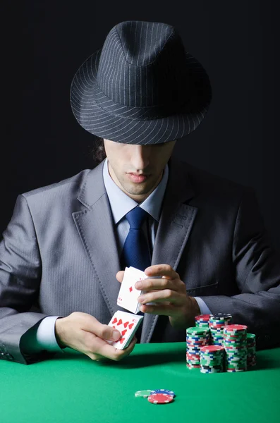 Homem jogando no cassino — Fotografia de Stock