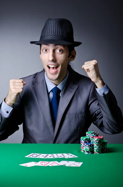 Jugador de Casino jugando con fichas —  Fotos de Stock