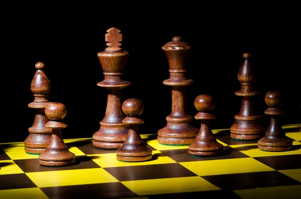 Концепция шахматной игры с фигурами — стоковое фото