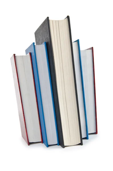 Książki w wysokim stosie izolowane na białym — Zdjęcie stockowe
