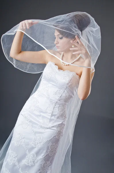 Bruid in trouwjurk in studio schieten — Stockfoto