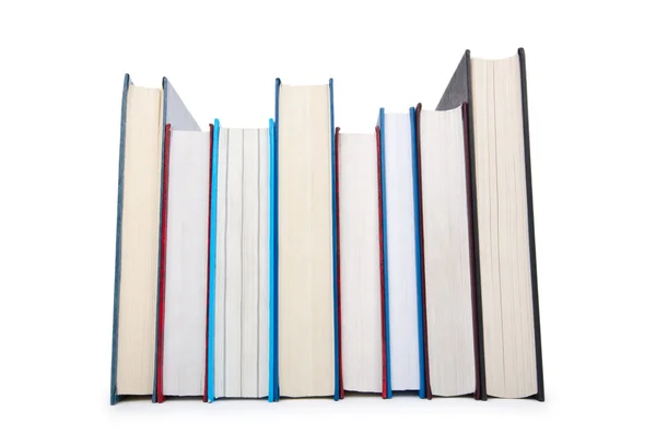 Книги в высоком стеке изолированы на белом — стоковое фото