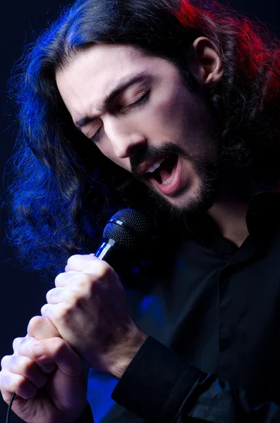 Uomo che canta al concerto — Foto Stock
