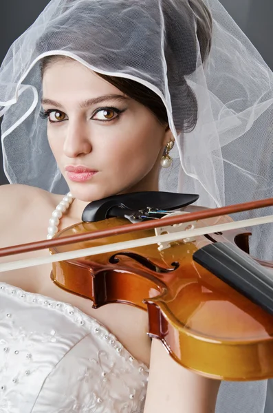 Sposa suonare il violino in studio — Foto Stock