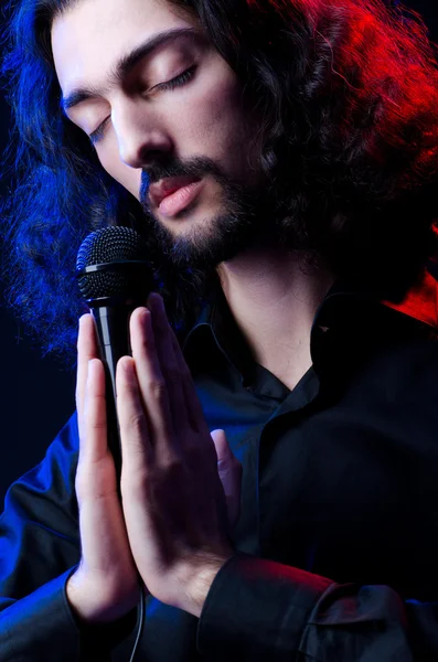 Homme chantant au concert — Photo