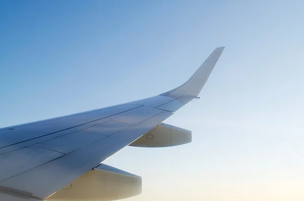 A repülőgép ablakból szárnya창에서 비행기의 날개 — Stock Fotó
