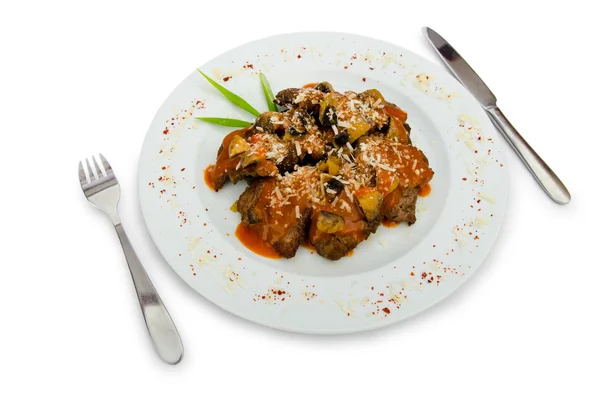 Mięso pod smacznym sosem w talerzu — Zdjęcie stockowe