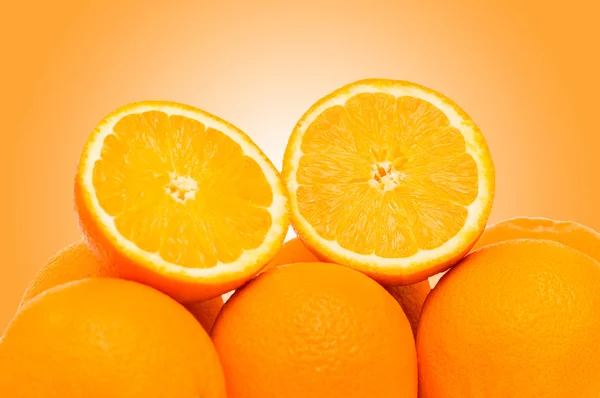 Oranges sur le fond du gradient — Photo