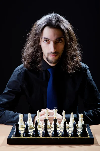 チェスをする人彼のゲームをプレイ — ストック写真