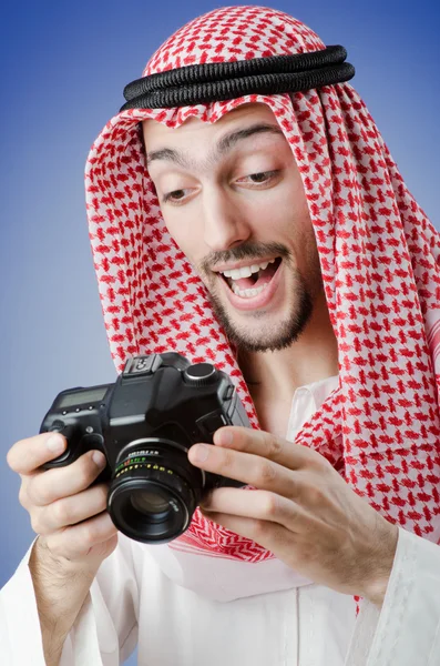 アラブのカメラマンのスタジオ撮影で — ストック写真
