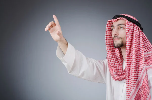 Araber drücken virtuelle Knöpfe — Stockfoto
