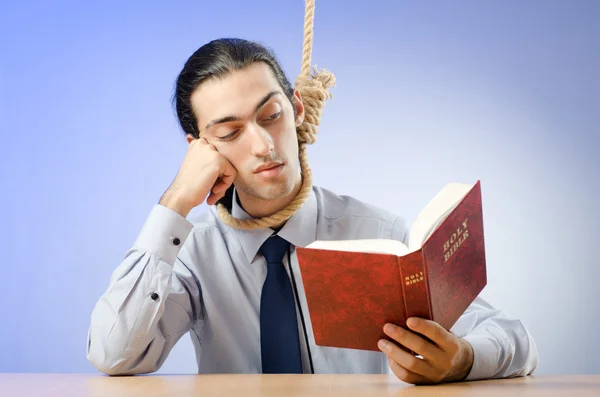 Empresário lendo bíblia antes de se enforcar — Fotografia de Stock