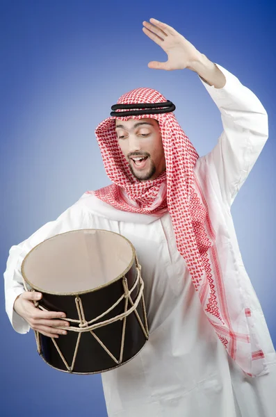 Arab tocando el tambor en el estudio — Foto de Stock