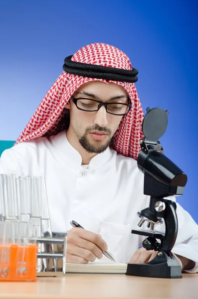阿拉伯化学家实验室中的工作 — 图库照片