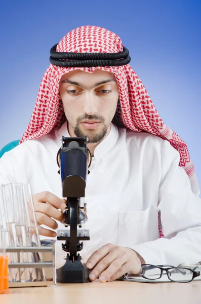 Químico árabe trabalhando em laboratório — Fotografia de Stock