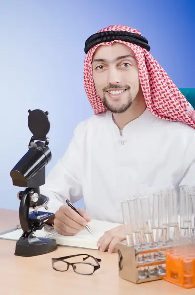 Arabiska kemist arbetar i lab — Stockfoto