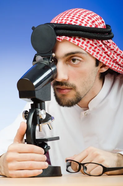 アラブの化学実験室での作業 — ストック写真